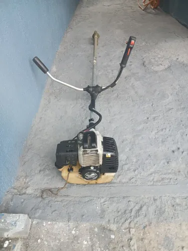 Roçadeira a gasolina.