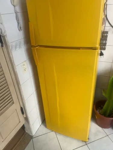 Geladeira , funcionando pequenos detalhes , pra sair rápido