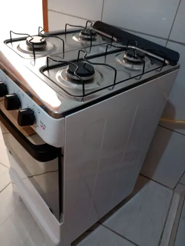 Fogão a gás 4 bocas.