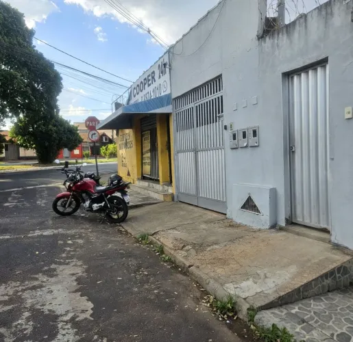 Duas casas e um cômodo comercial