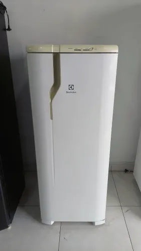 Geladeira Electrolux 240 Litros - Modelo RE31 (127V)