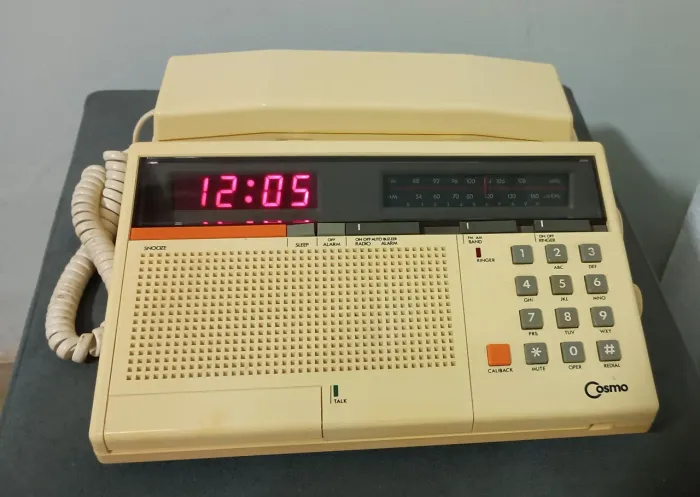 Telefone antigo Cosmo Phone com rádio AM/FM e relógio alarme