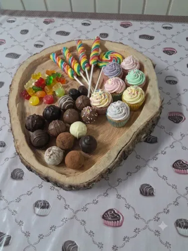 Fatias de madeira , lenha ,mesas ,fatias