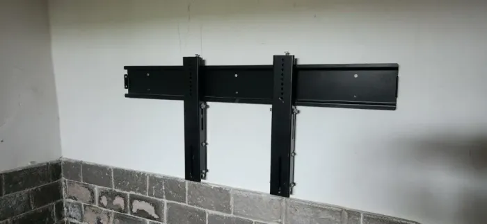 Suporte de TV para telas de 37" a 80" reforçado com regulagem de profundidade. 