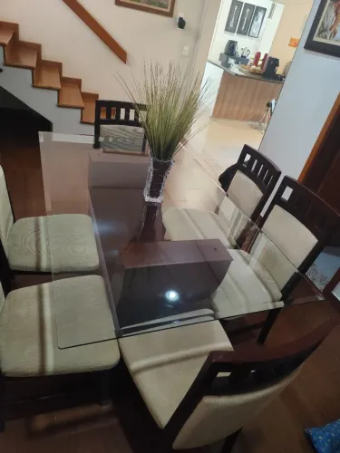 Jogo jantar completo: mesa, cadeiras e aparador