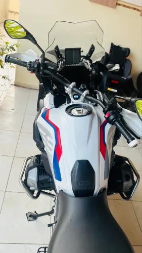 Vendo ou troco bmw 1250 cc 2022 extra pneus novos revisão feita .