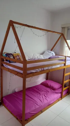 Kit Cama Beliche + Estante Montessoriana Infantil Pinus Casinha