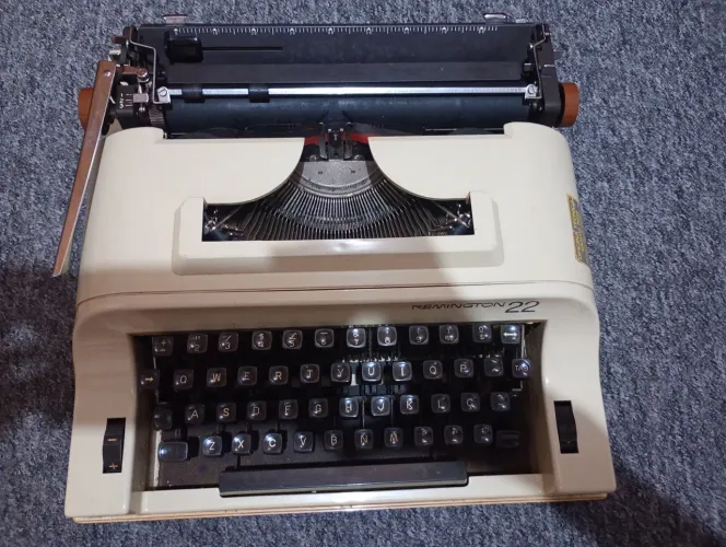 Máquina de escrever Remington 22 funcionando 