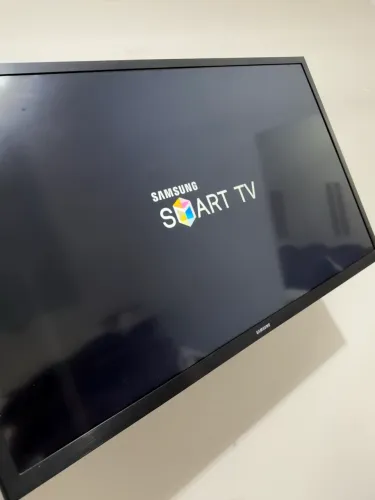 Smart Tv Samsung 32p. + suporte articulado de parede