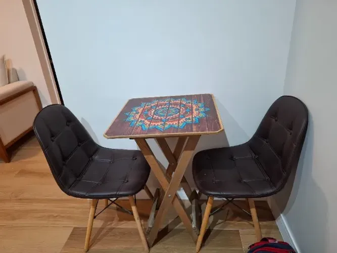 Mesa mais 2 cadeiras em courino