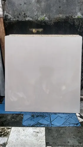 Vendo16 placas de porcelanato acetinado Portinari cinza de 1x1m..