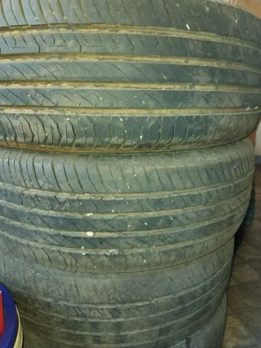 Pneus R 16 e R 18 em excelentes condições
