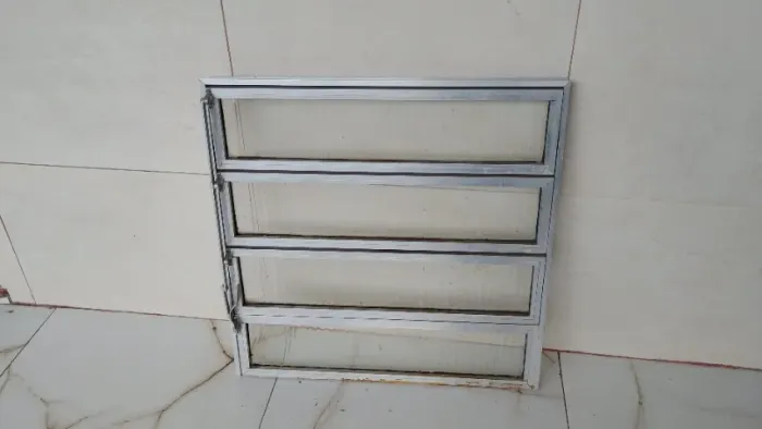 Basculante de alumínio com vidro