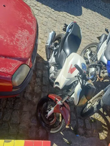 VENDO HONDA CB 300 - CONSERVADA E PRONTA PARA RODAR