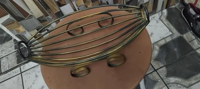 Antiga fruteira oval de metal