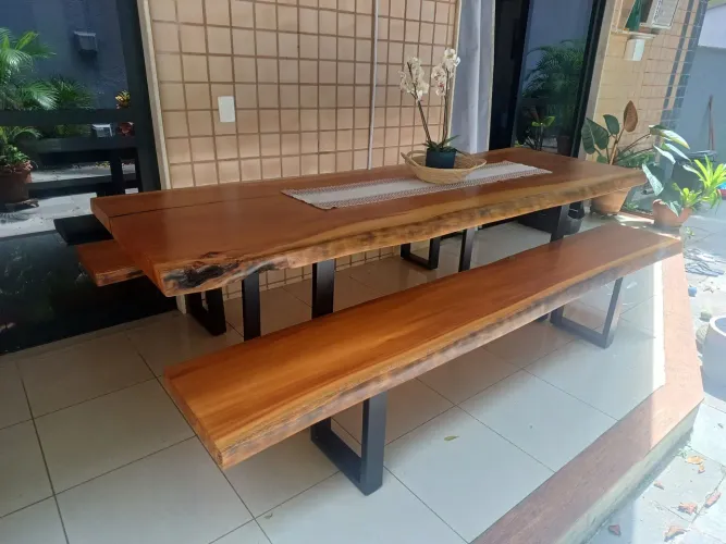 Mesa industrial com jogo de bancos