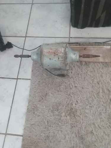 Vendo um esmeril de bancada funcionando perfeitamente 