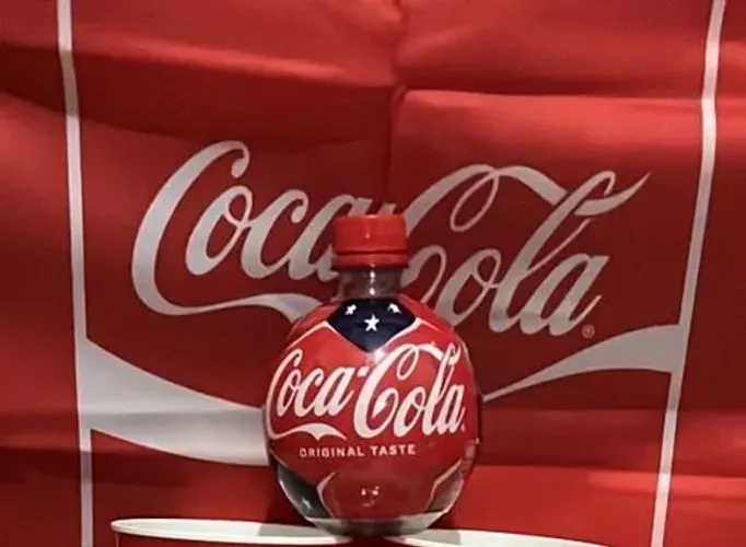 COCA COLA garrafa Bola e Bandeira COPA do MUNDO 2026 colecionável