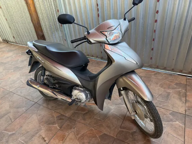 Vendo Honda biz 100i, único dono com apenas 8.000 km.