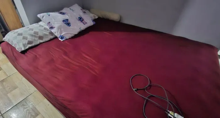 Cama casal em ótimo estado
