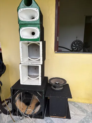 Caixa de som pra vender ligeiro com um médio de 10