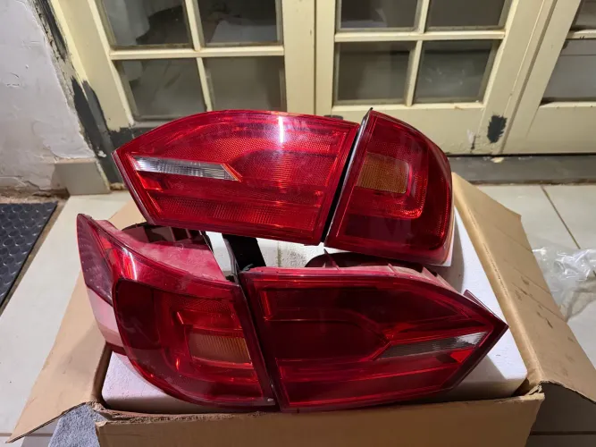 Lanternas Traseiras VW Jetta Originais (Esquerda e Direita)