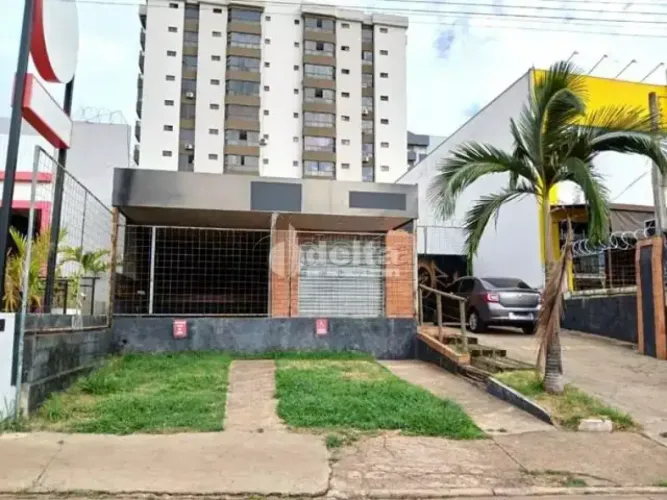 Loja disponível para locação e venda no bairro Saraiva em Uberlândia-MG.