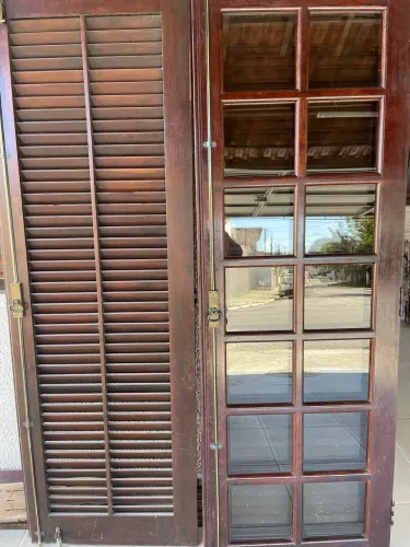 Vendo porta balcão madeira maciça (+ 20 anos na área interna de casa) excelente estado