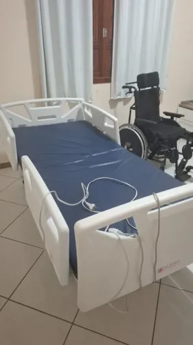 Cama hospitalar + cadeira de banho + cadeira de rodas pouco usada. Colchão bolha novo.