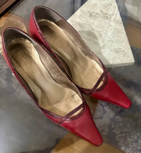 Scarpin de bico fino em couro vermelho