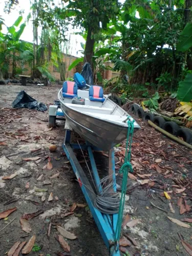 Lancha com motor de 25 hamara