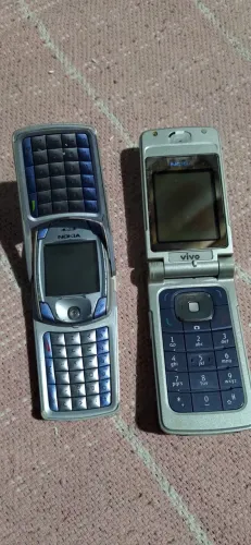 Vendo dois celulares Nokia antigo um Nokia 6820 o outro 6255 todos os dois funcionando