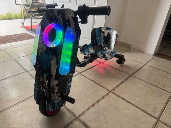 Triciclo Elétrico Infantil Drift - Bateria Original Perfeita (Com Bluetooth e LED)