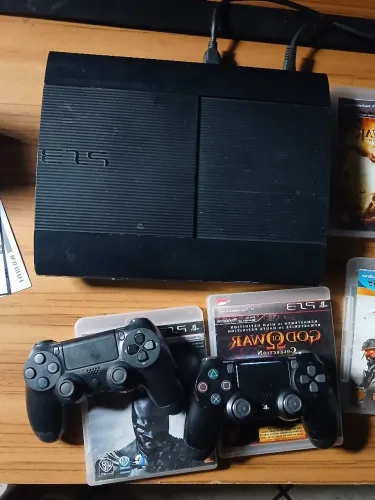 Playstation 3 Completo + 2 Controles + Vários Jogos Físicos (GOW e Batman)