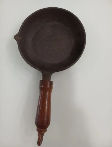 Frigideira de ferro antiga 