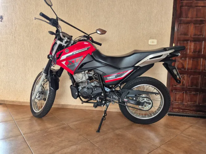 Moto impecável. Apenas 2400kms. Sem chuva ou lavagem em posto