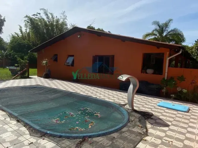 Velleda oferece belíssimo sítio com 3 dormitórios, piscina e galpão completo em Águas Clar