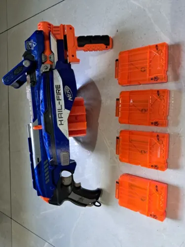 Nerf N-strike Elite Hail c/ 4 pentes de dardos