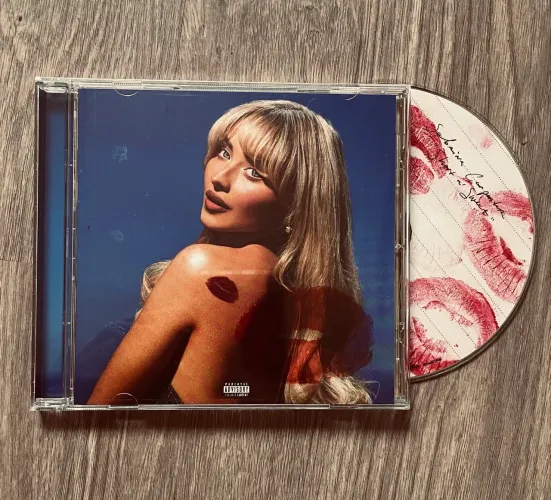 Cd Sabrina Carpenter Short N Sweet com Carimbo de Beijo