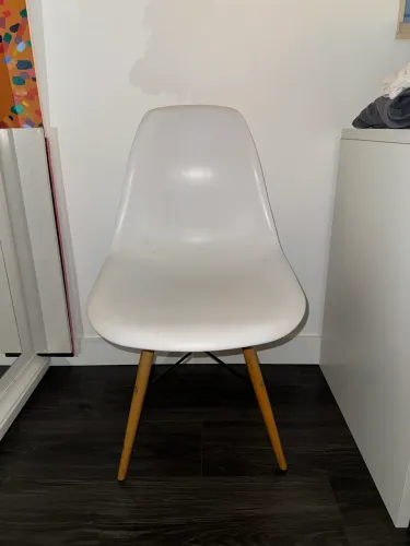 Cadeira Eames Eiffel Branca com Pé de Madeira - Estilo Moderno