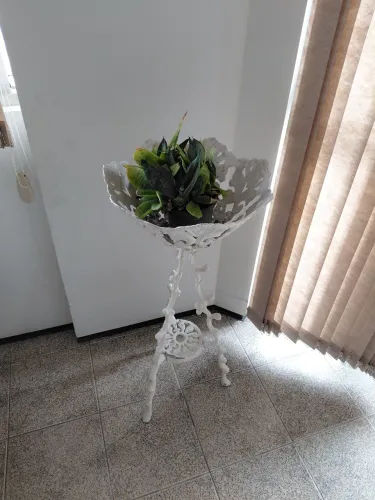 Porta vaso em ferro fundido branco