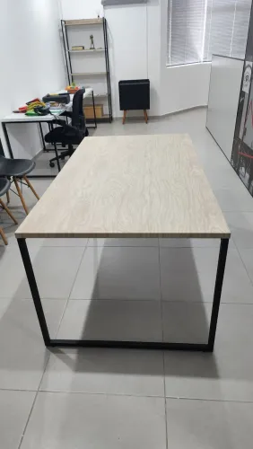 Vendo mesa modelo industrial 1,60x 0,90 (Reunião ou jantar) tampo madeira pés preto 
