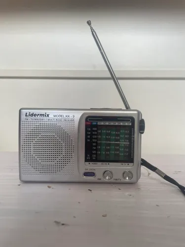 rádio analógico portátil, possui um visor de sintonia para frequências AM, FM e TV