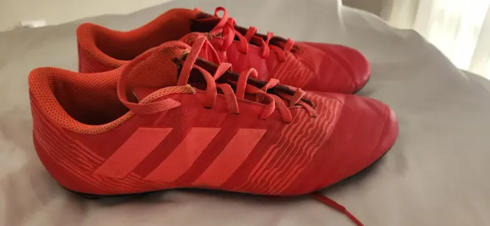Chuteira Adidas com travas em bom estado