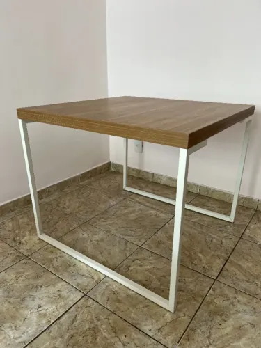 Mesa de jantar quadrada