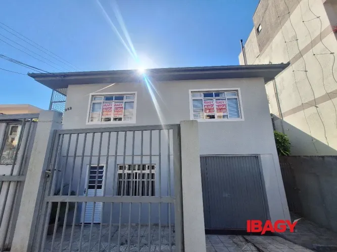 Excelente Casa 3 dormitório(s) em Capoeiras - Florianópolis