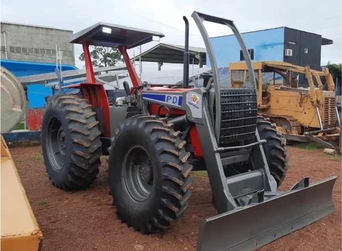 TRATOR AGRÍCOLA