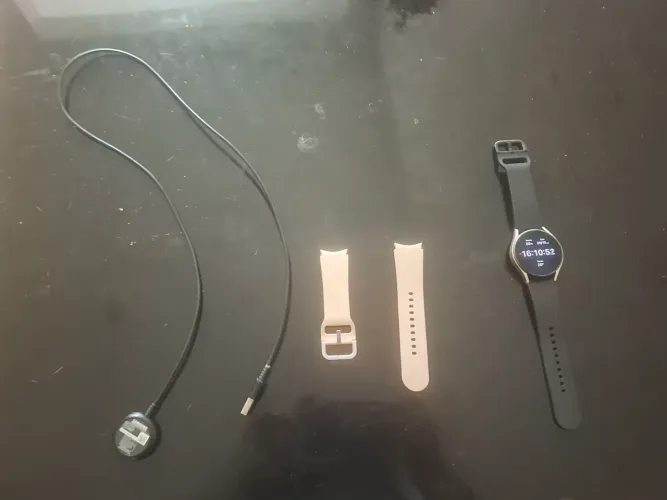 Smartwatch Samsung Galaxy Watch 4 40mm preto usado. C/ carregador original. Funcionando!