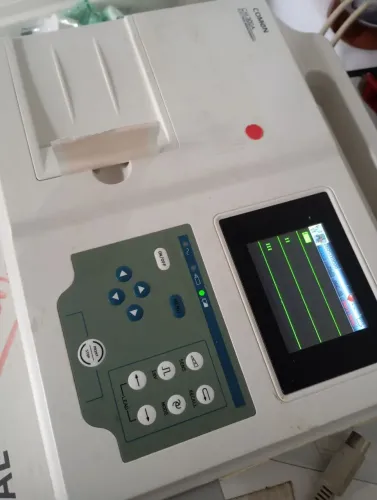 Eletrocardiógrafo comen C300