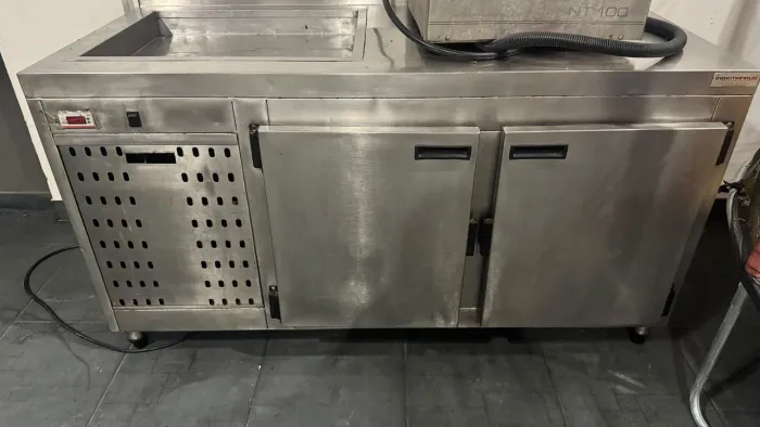 Balcão refrigerador com pista fria